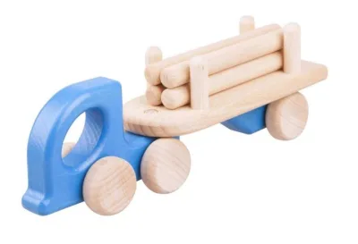 Camion albastru cu busteni